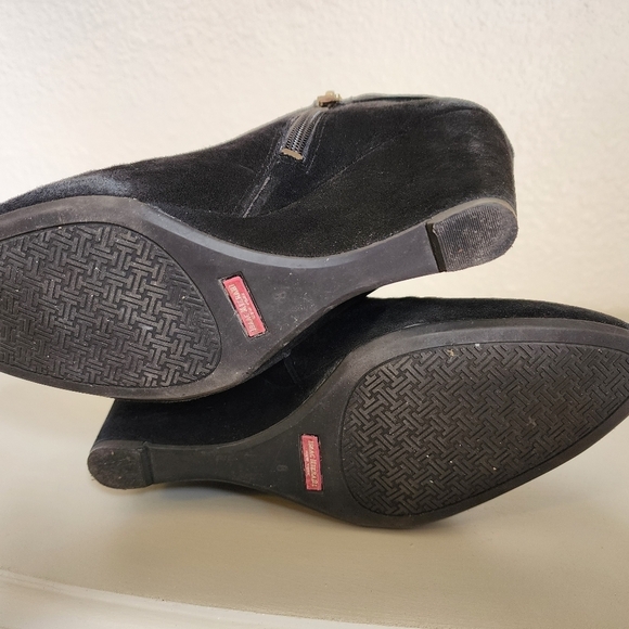 Isaac Mizrahi Black Suede Wedge Women's  Botties   Size 8 - Picture 6 of 8